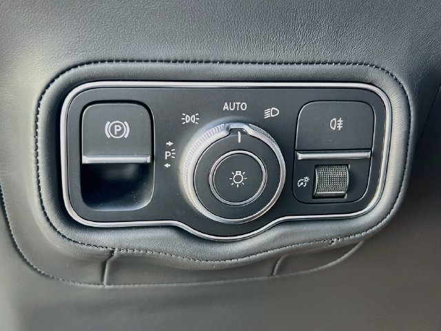 Certified Used 2025 Gray Mercedes-Benz G 580 image 12