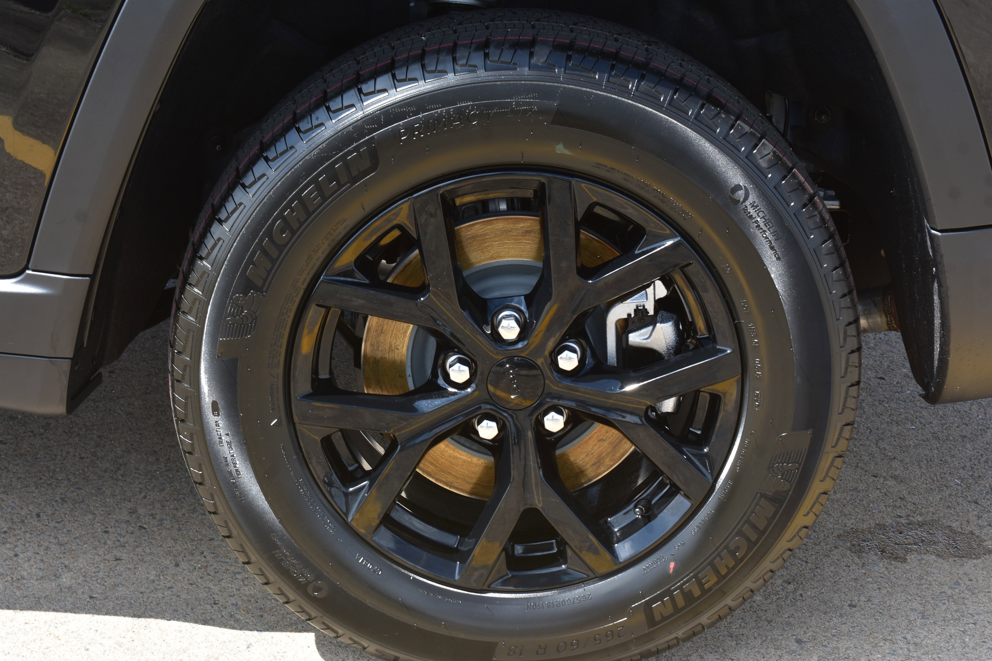 New 2026 Diamond Black Crystal Pearl-Coat Exterior Paint Jeep Laredo Altitude image 9