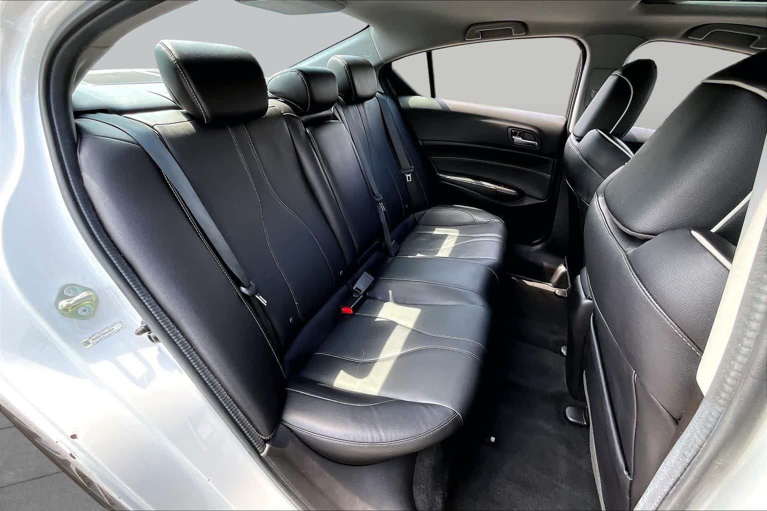 Used 2019 Platinum White Pearl Acura w/Premium Pkg image 21
