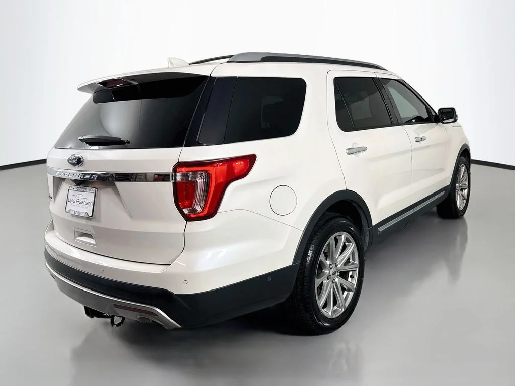 Used 2017 White Platinum Clearcoat Metallic Ford Limited image 9