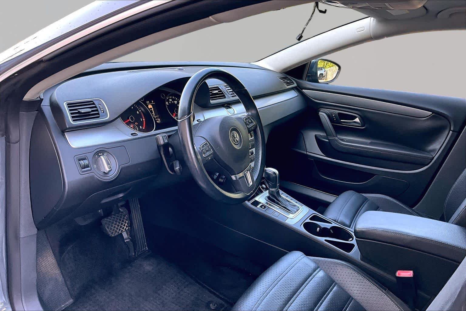 Used 2014 Island Gray Metallic Volkswagen Sport image 18