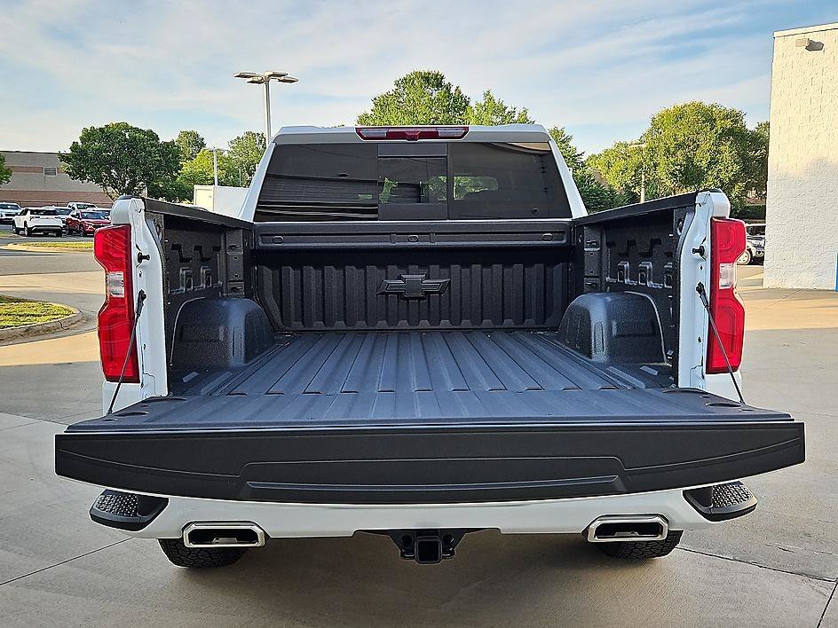 New 2026 Polar White Tricoat Chevrolet High Country image 5