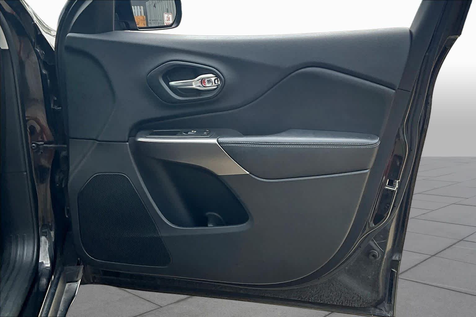 Used 2019 Diamond Black Crystal Pearlcoat Jeep Latitude Plus image 22