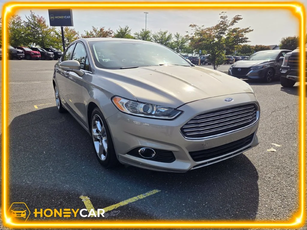 Used 2015 Gold Ford SE image 1