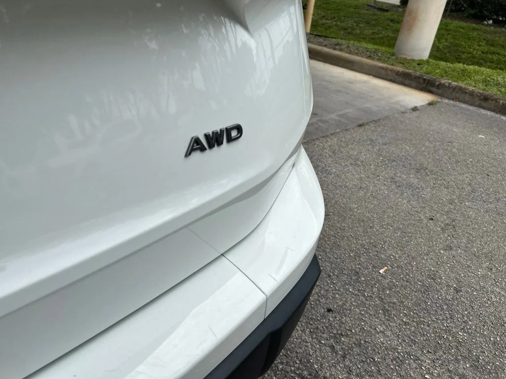 Used 2024 White Nissan S image 18