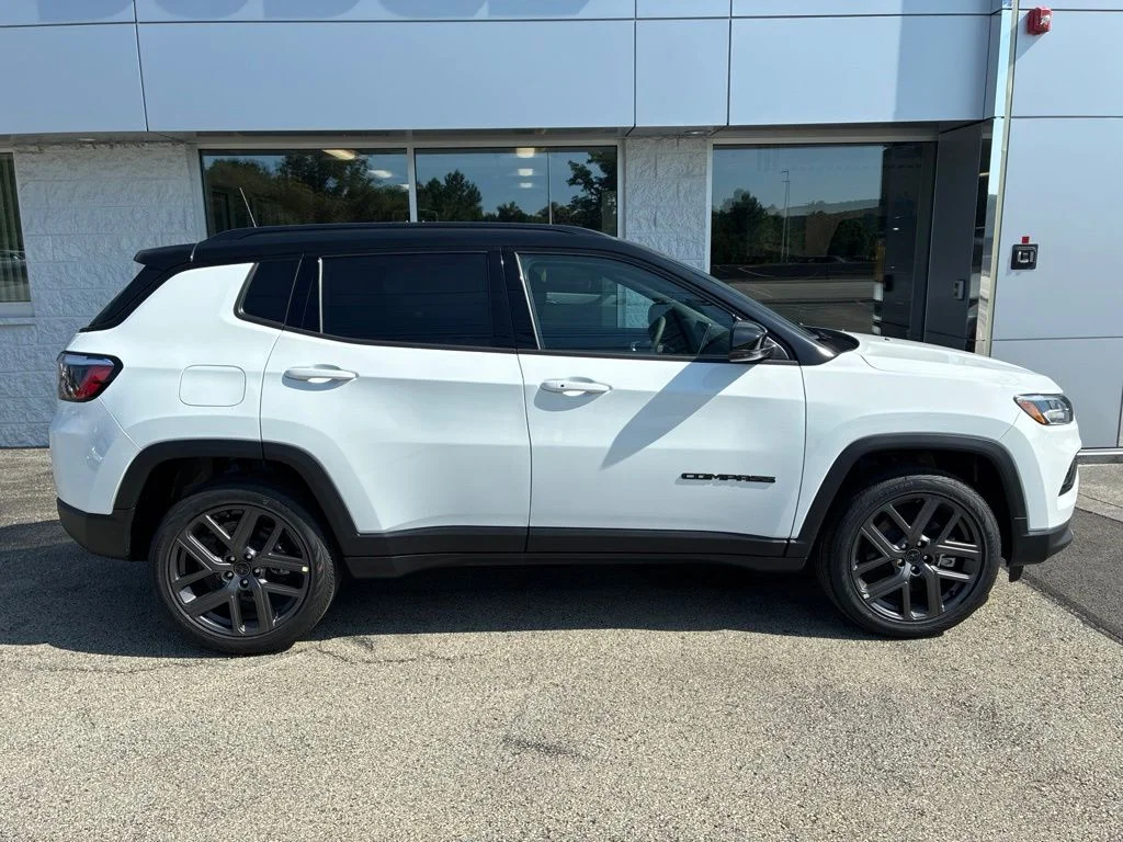 New 2026 Bright White Clear-Coat Exterior Paint Jeep Limited image 7