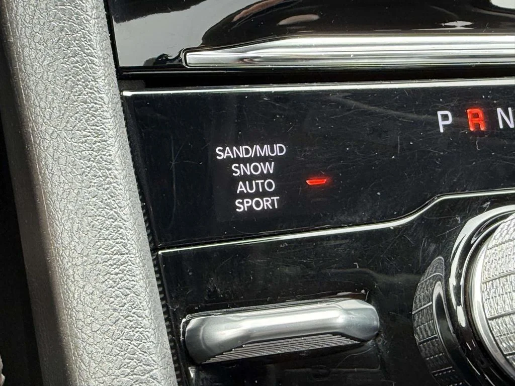 Used 2024  Jeep Limited image 31