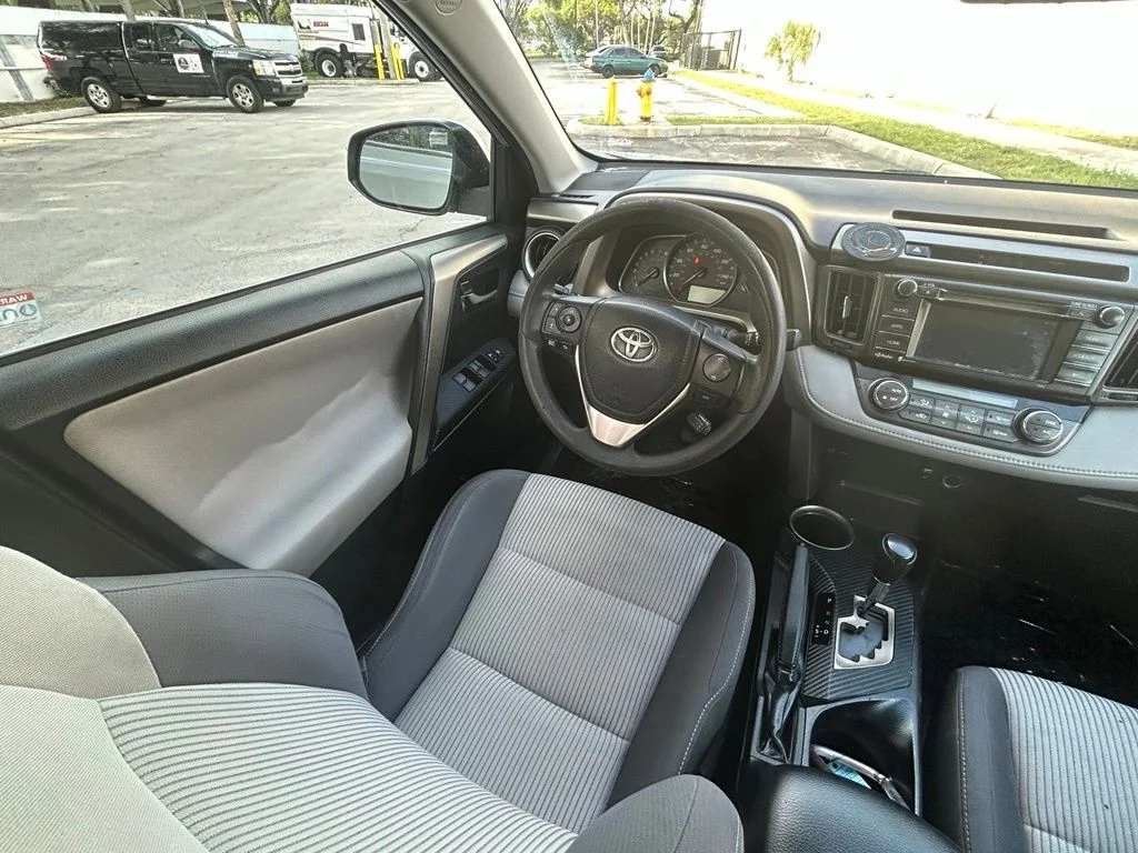 Used 2015 Silver Toyota XLE image 9