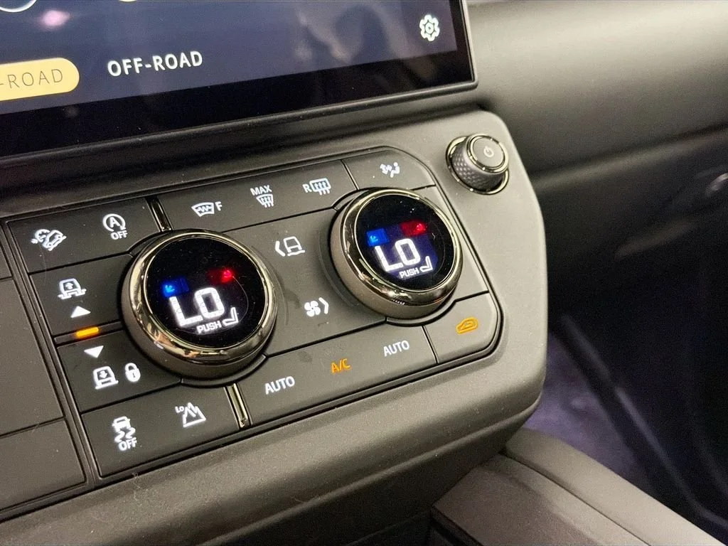 2026 Land Rover Defender OCTA Black - Photo 16