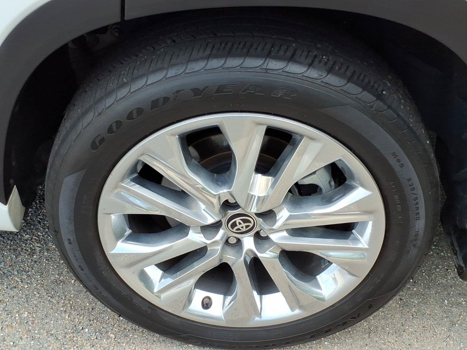 Used 2024 Wind Chill Pearl Toyota Limited image 5