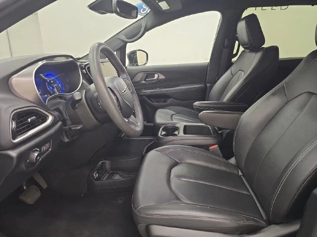 Used 2025 Fathom Blue Pearlcoat Chrysler Select image 21