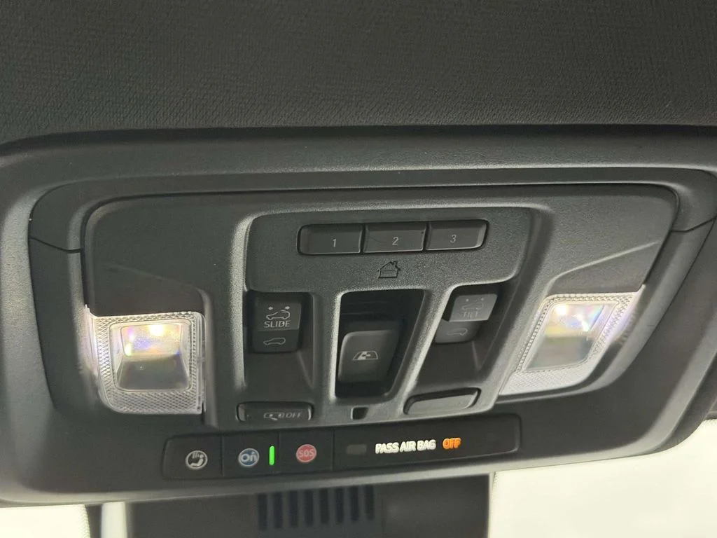 Used 2025 White GMC AT4 image 33