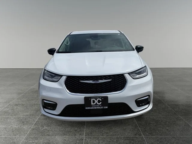 Used 2024  Chrysler  image 16