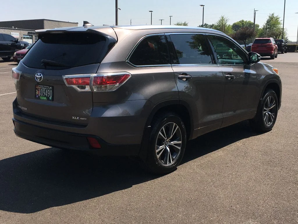 Used 2016 Gray Toyota XLE V6 image 7