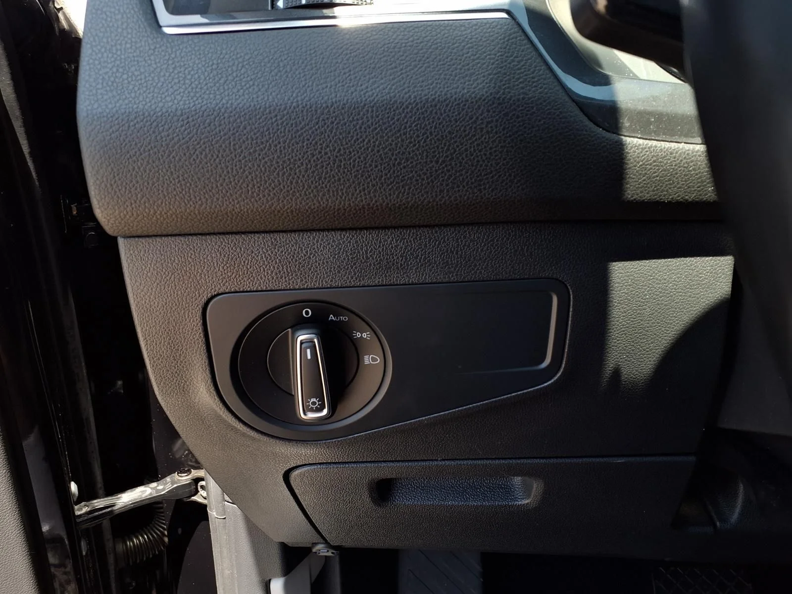 Used 2019 Black Volkswagen 2.0T SE image 14