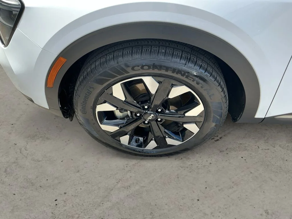 Used 2023 White Kia X-Line image 9