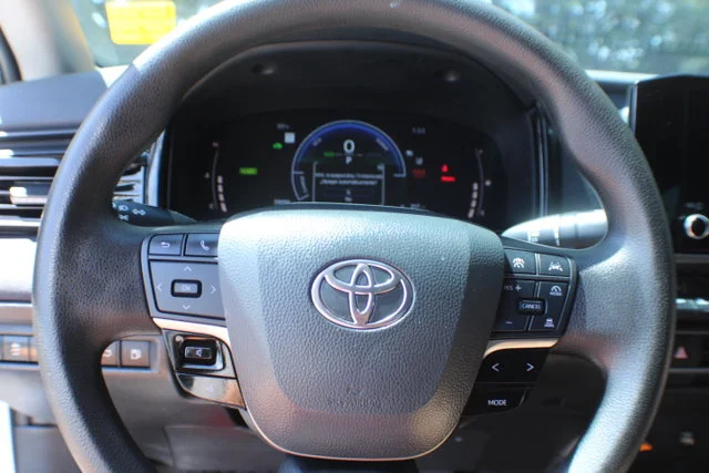 Used 2025 Ice Cap Toyota LE image 8
