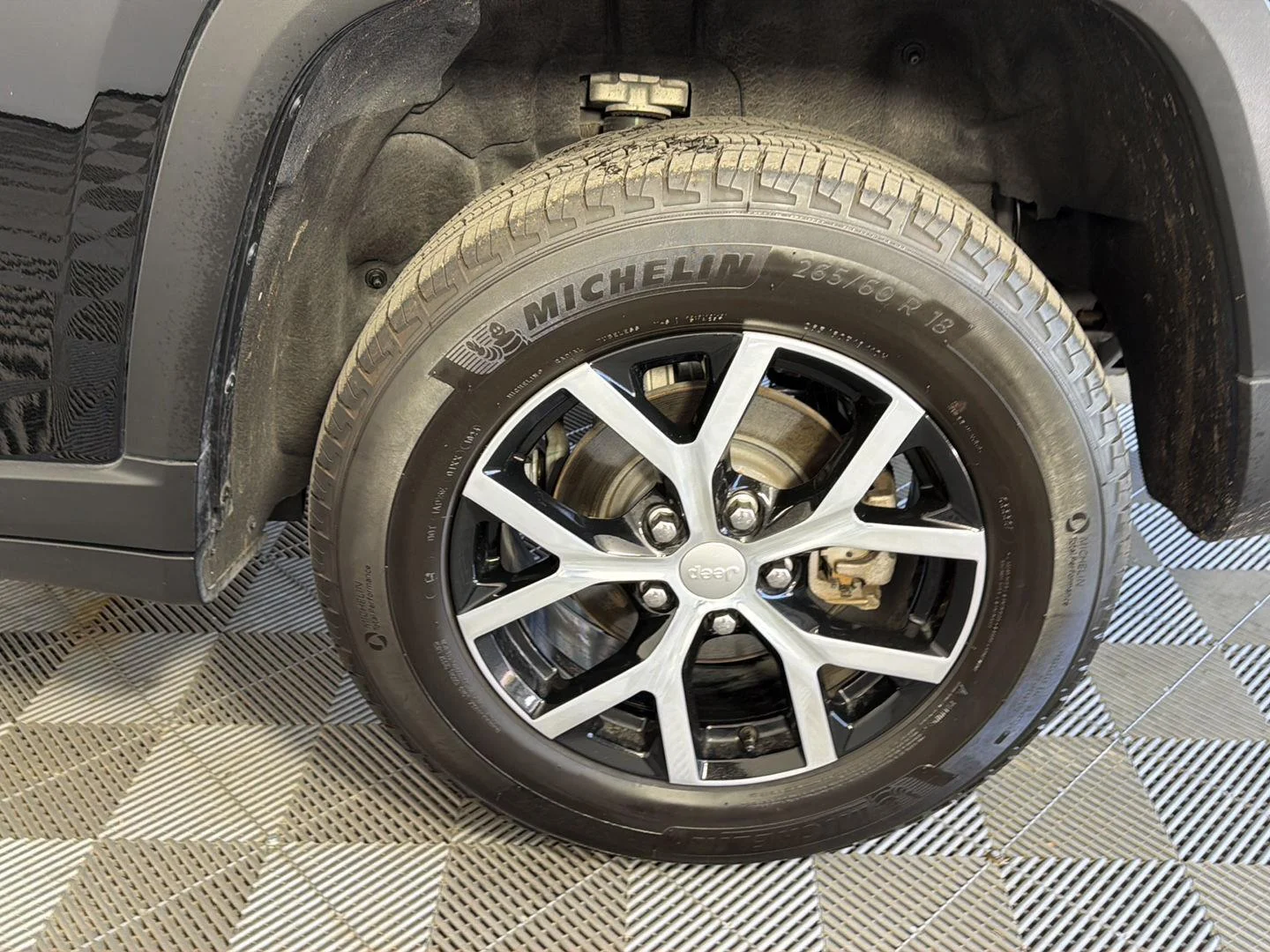 Used 2024 Diamond Black Crystal Pearlcoat Jeep Limited image 15