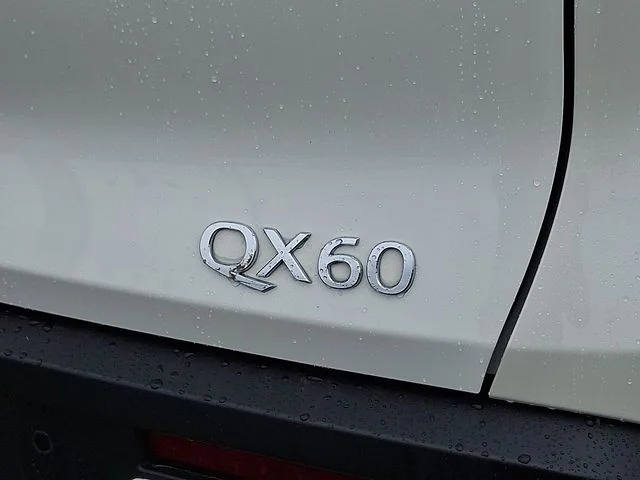 Used 2025 White INFINITI Sensory image 32