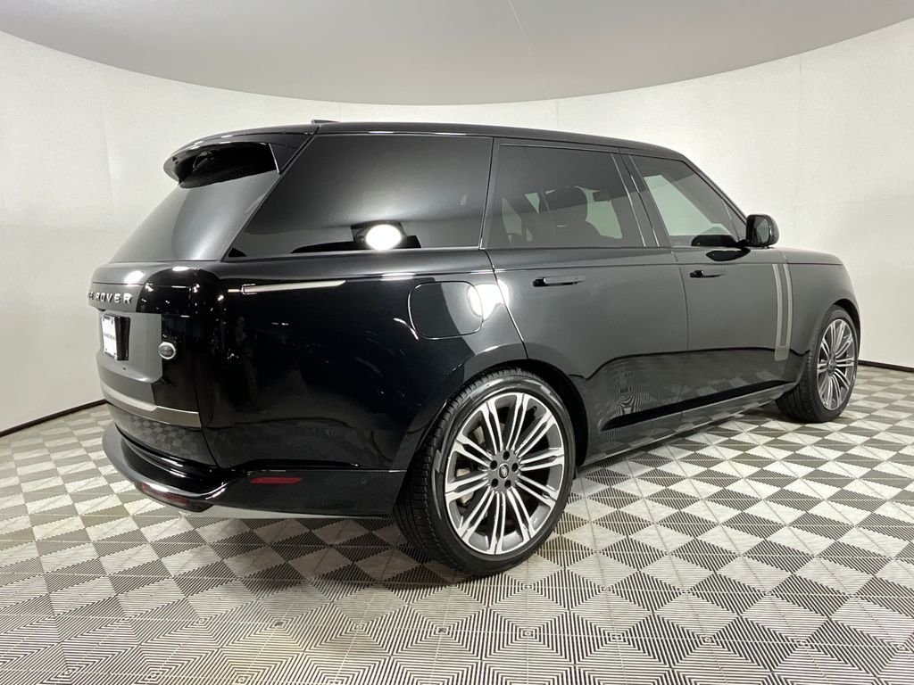 Used 2023 Santorini Black Metallic Land Rover SE image 4