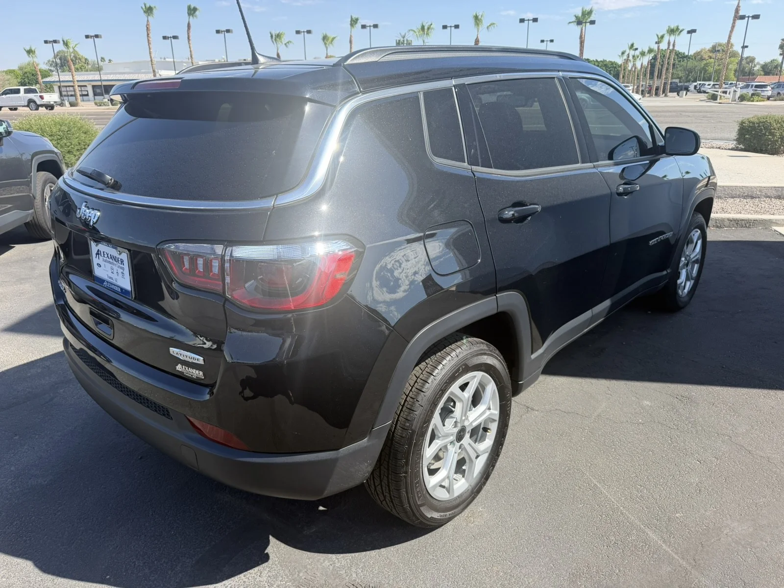 Used 2026 Diamond Black Crystal Pearlcoat Jeep Latitude image 4