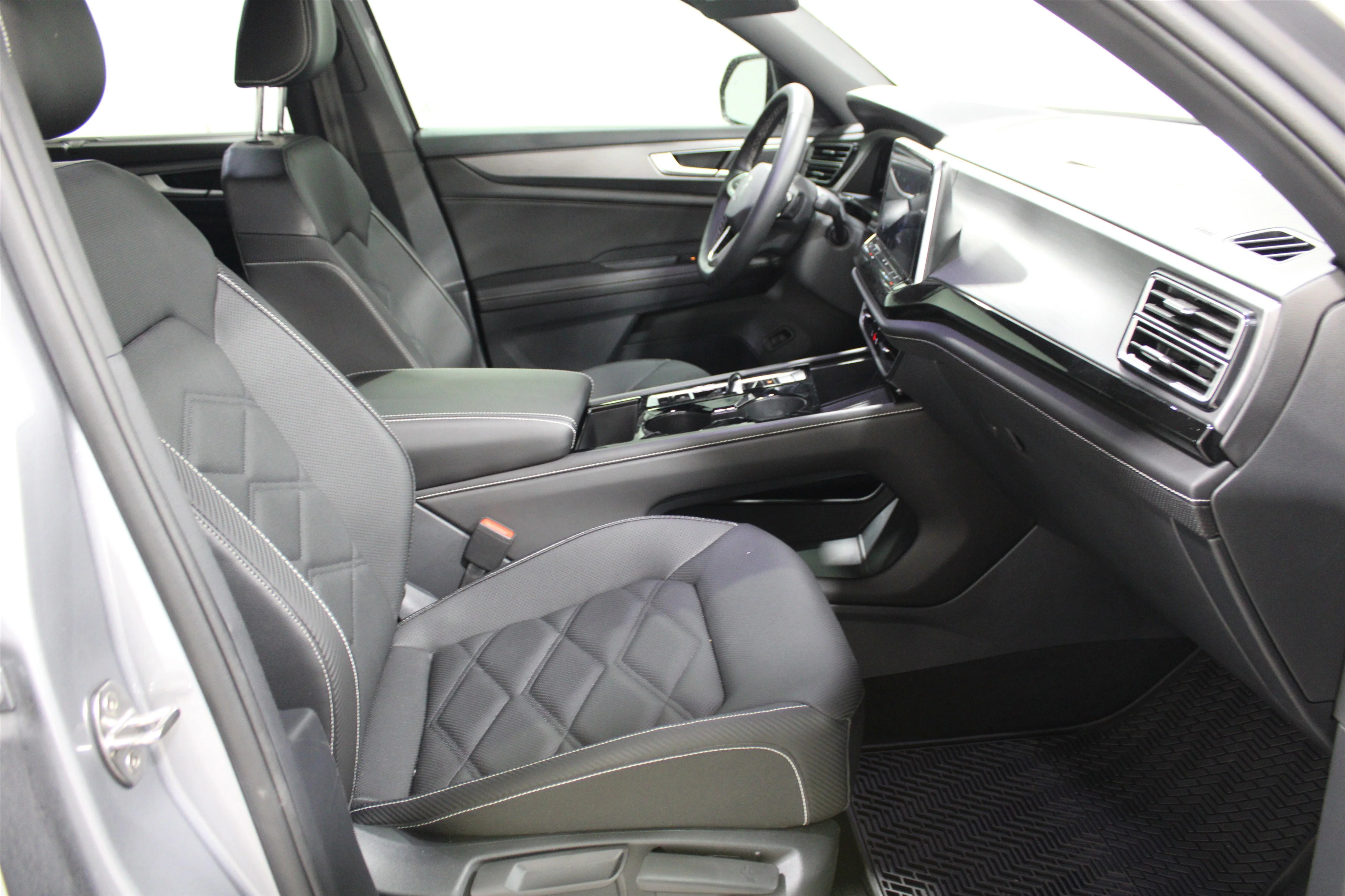Used 2025 Silver Volkswagen 2.0T SE w/Technology image 23