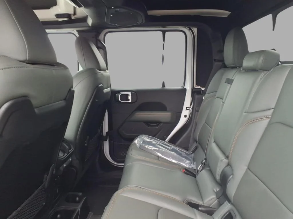 New 2026 Bright White Clear-Coat Exterior Paint Jeep Mojave X image 7