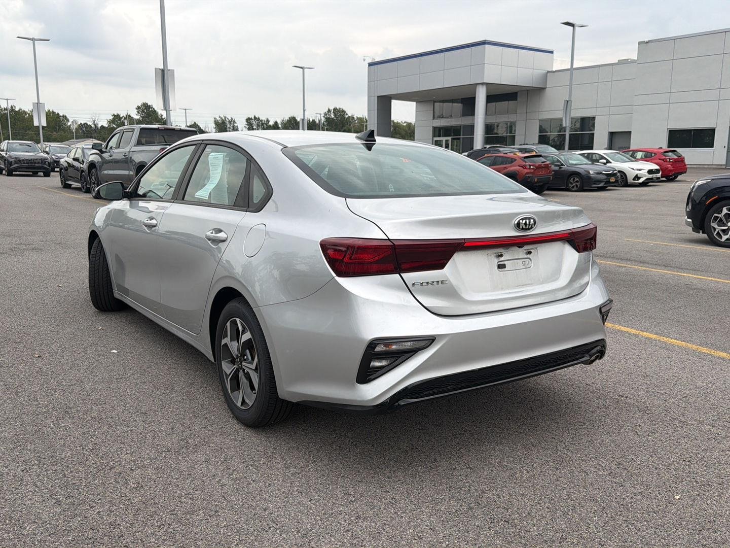 Used 2020 Silky Silver Kia  image 5