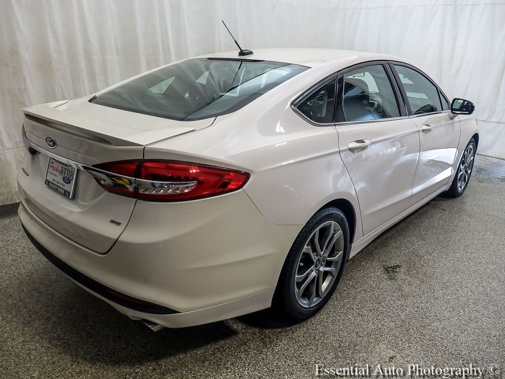 Used 2017 White Platinum Clearcoat Metallic Ford SE image 10