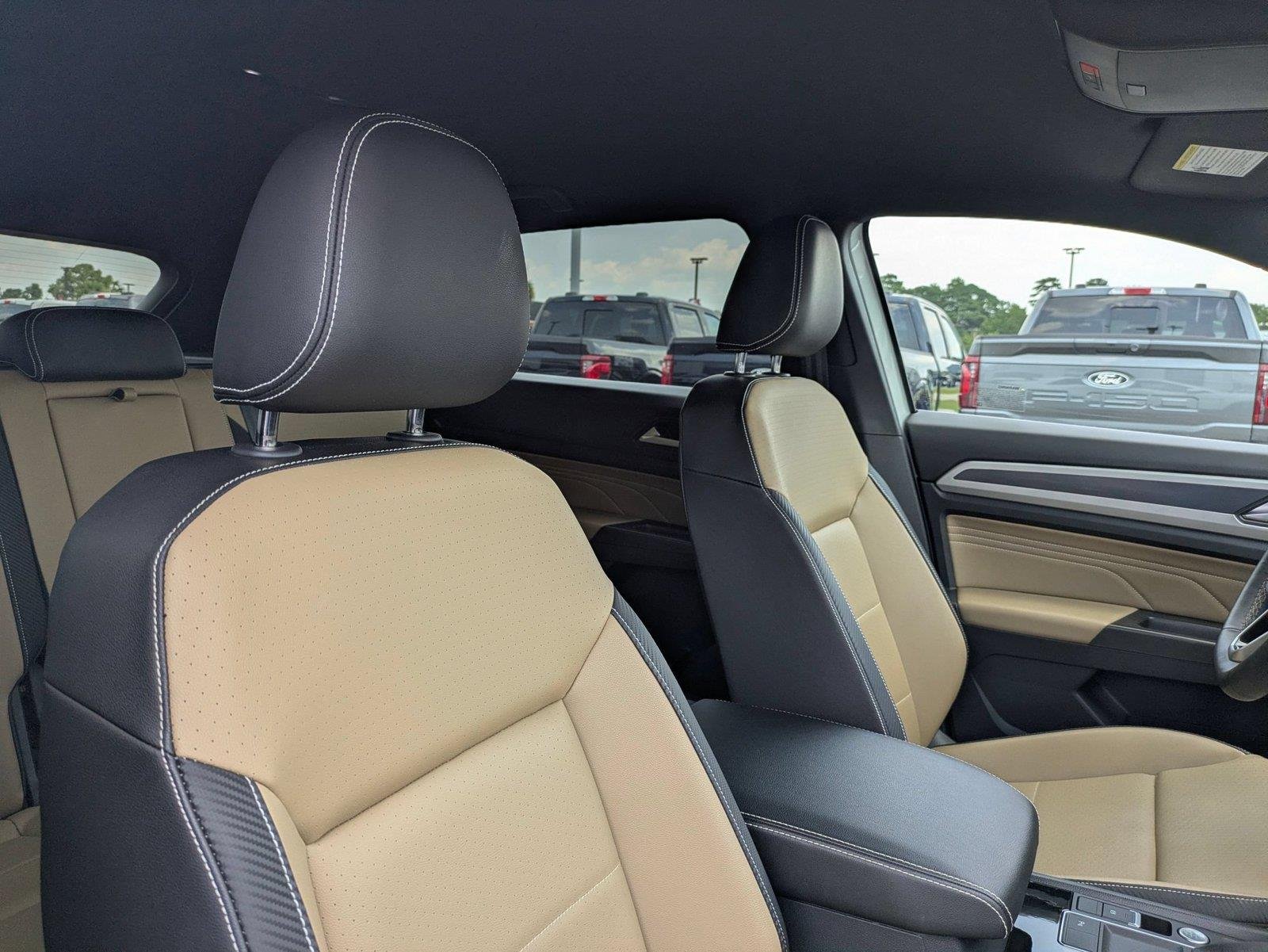 Used 2023 Pure White Volkswagen 3.6L V6 SE w/Technology image 33