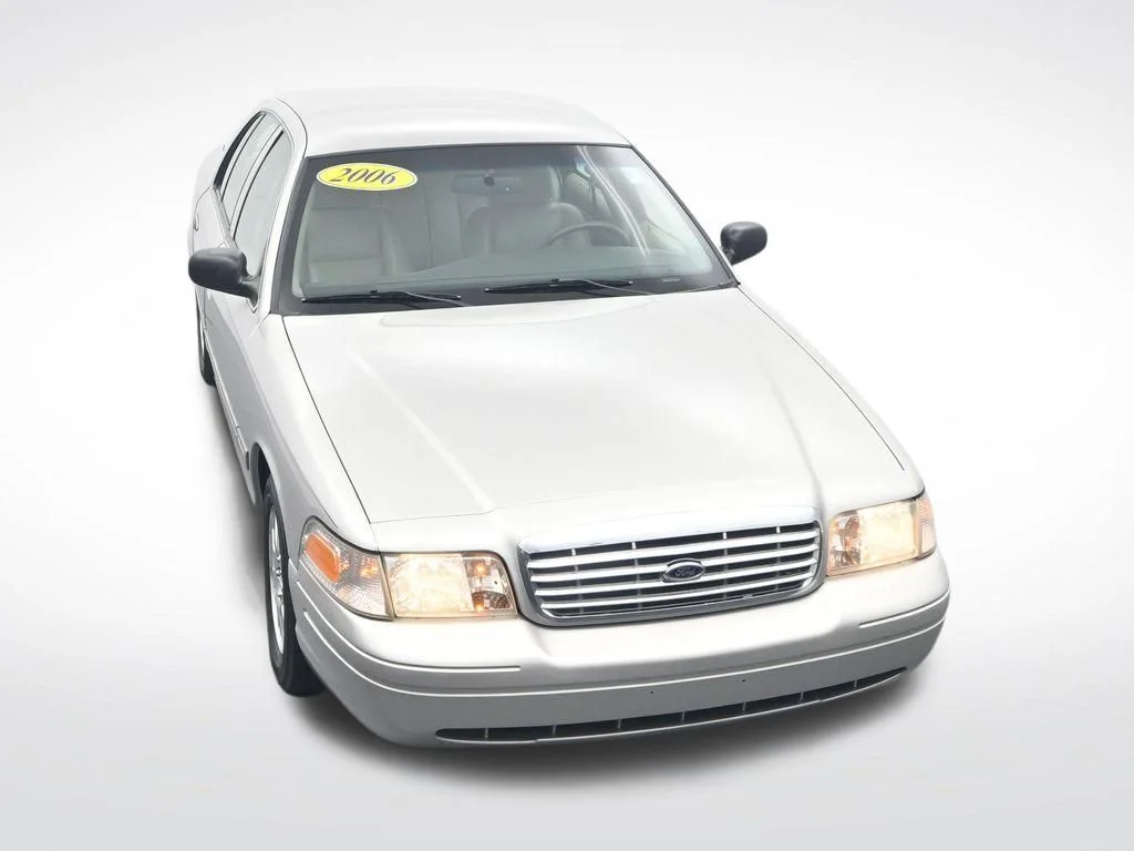 Used 2006 Silver Ford LX image 24