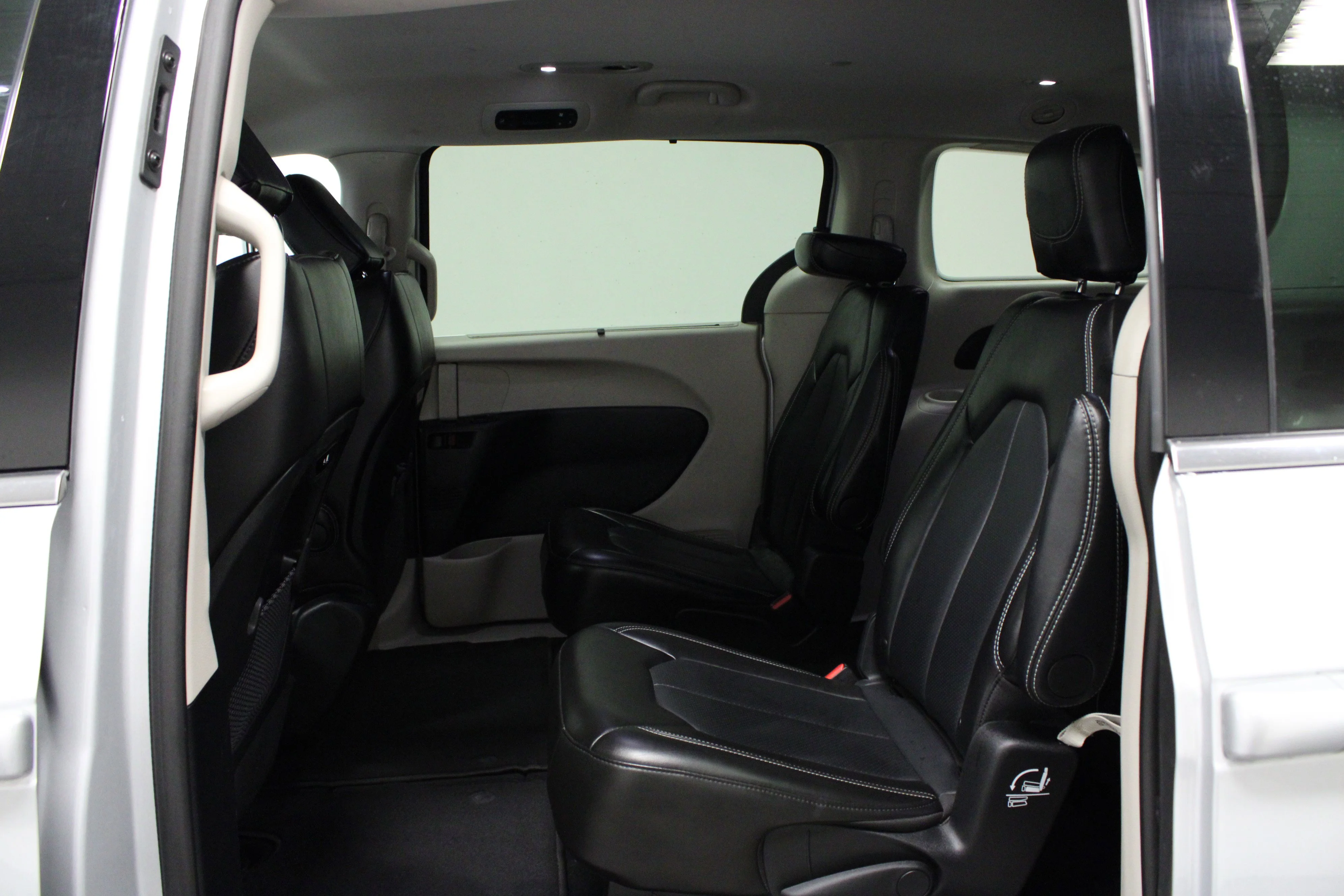 Used 2024 Silver Mist Clearcoat Chrysler Touring L image 13