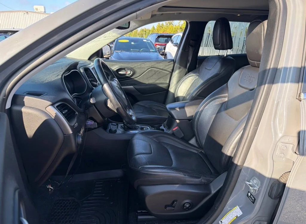Used 2021 Gray Jeep Latitude Lux image 8