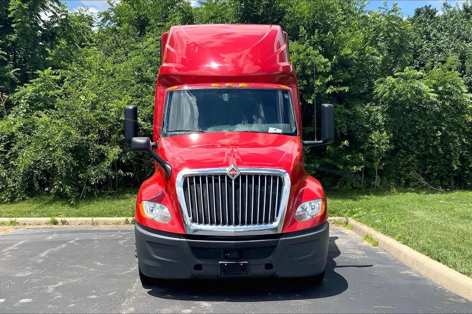 Used 2023 Red International  image 3