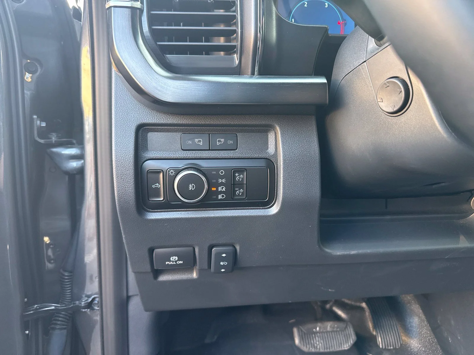 Used 2024 Carbonized Gray Metallic Ford Lariat image 21