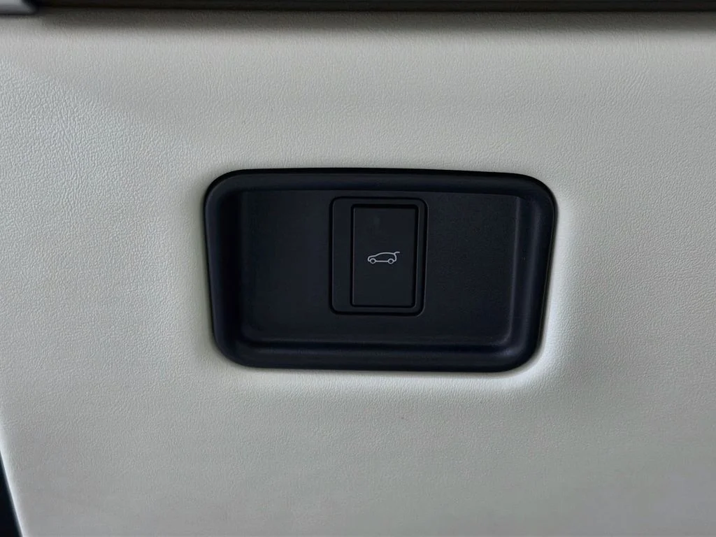New 2026 Santorini Black Land Rover SE image 10