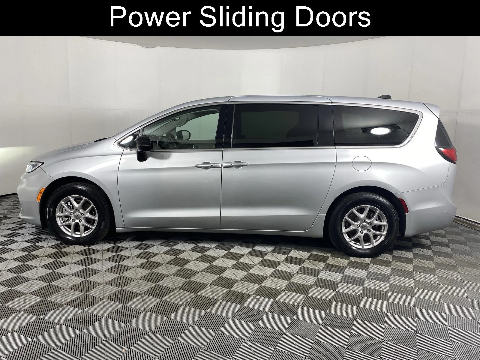 Used 2024 Silver Mist Clearcoat Chrysler Touring L image 13
