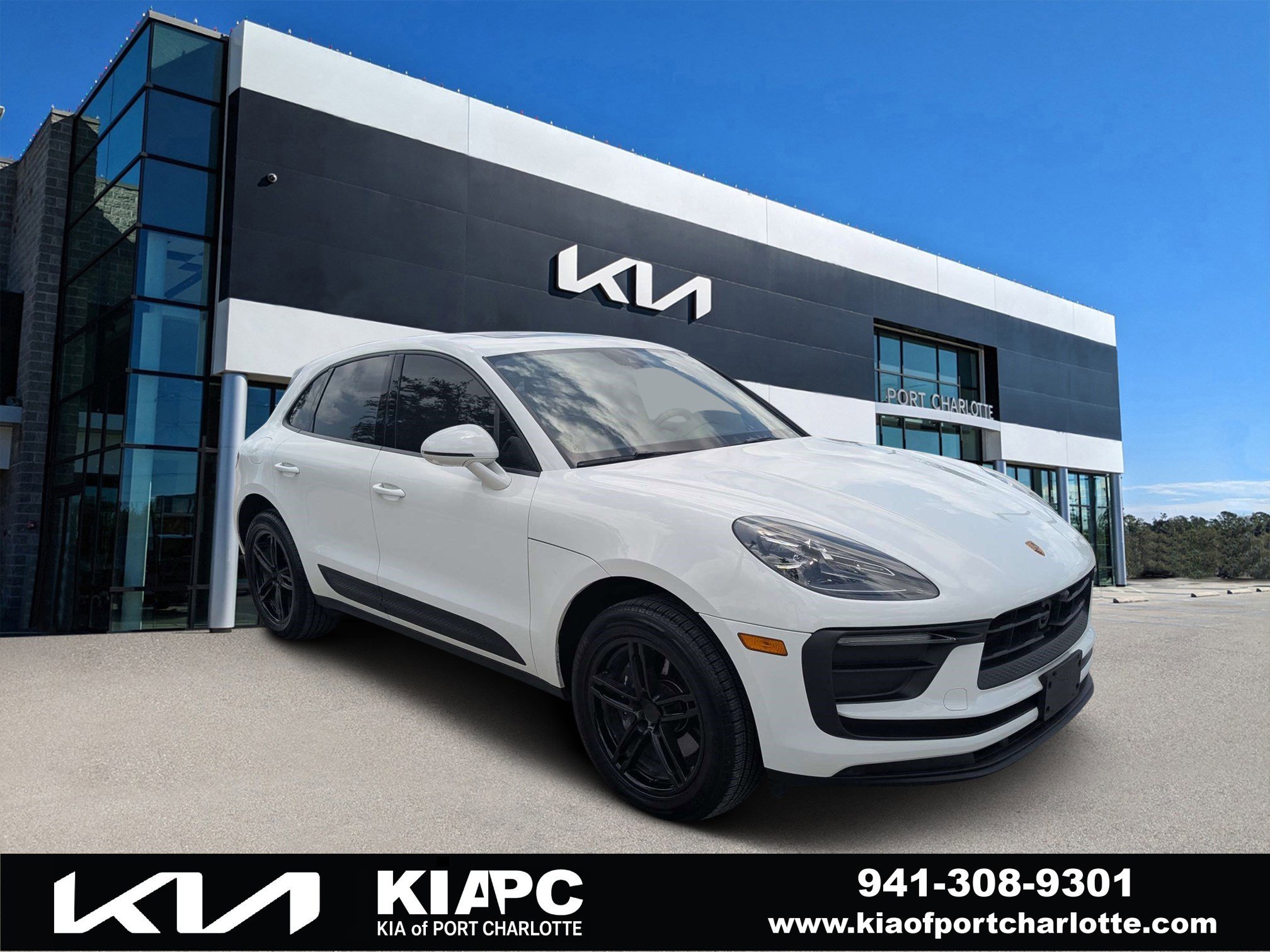 2025 Porsche Macan -'s photo
