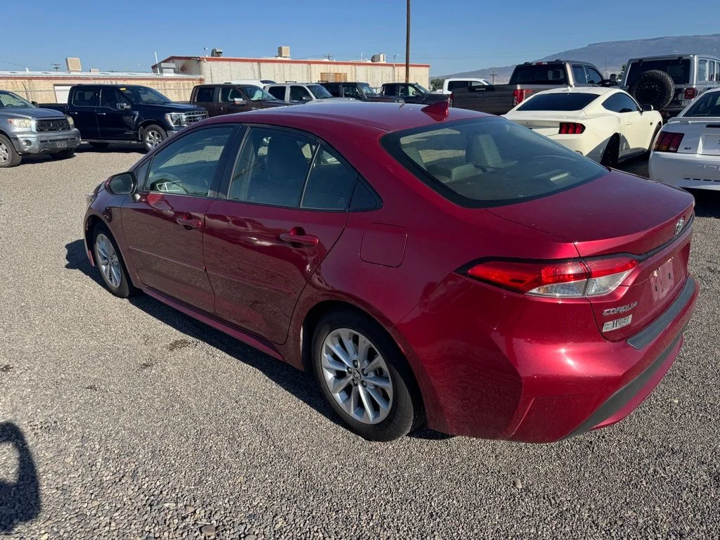 Used 2022 Pearl Toyota LE image 8