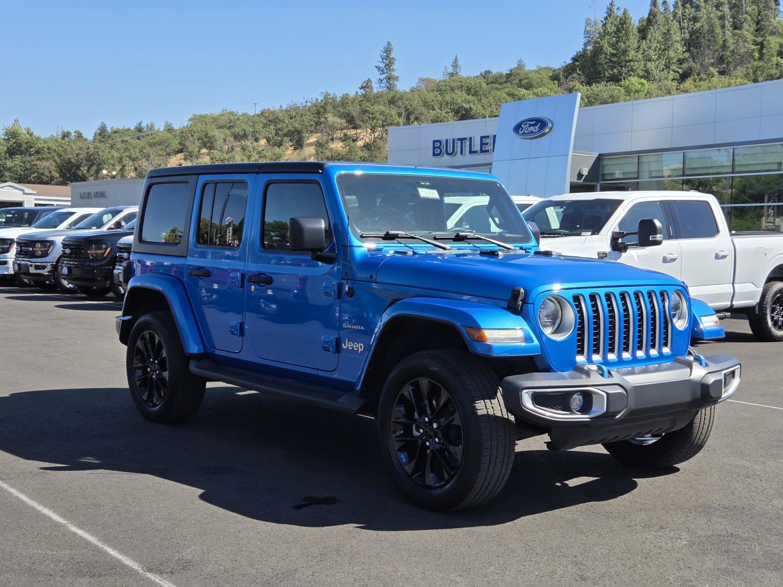 Used 2023 Hydro Blue Pearlcoat Jeep Sahara image 3