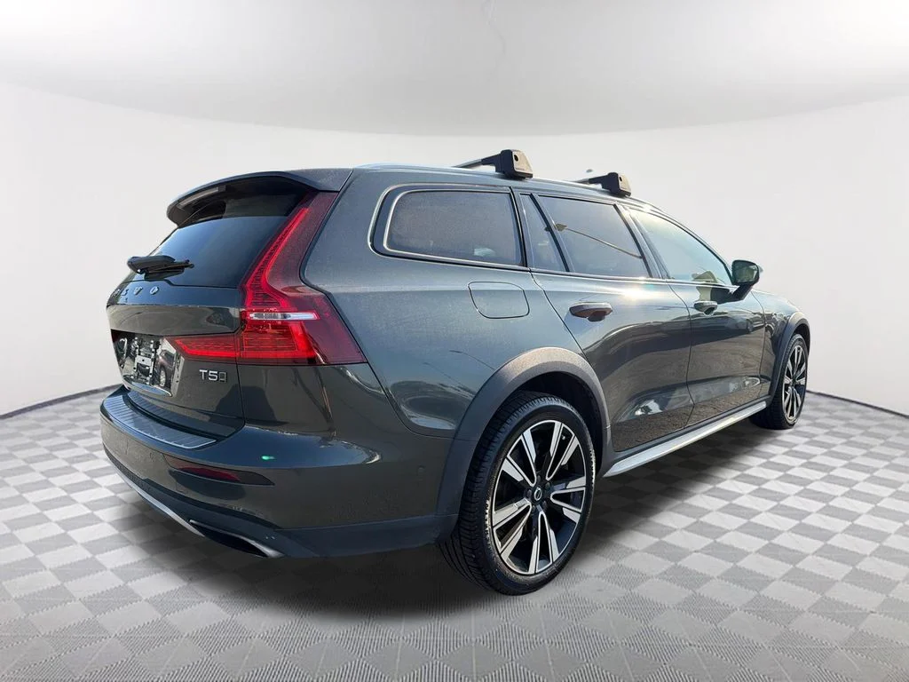 Used 2021 Green Volvo T5 image 5