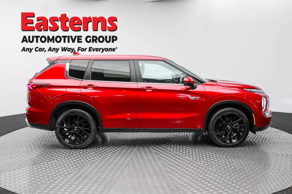 Used 2023 Red Mitsubishi SE image 4