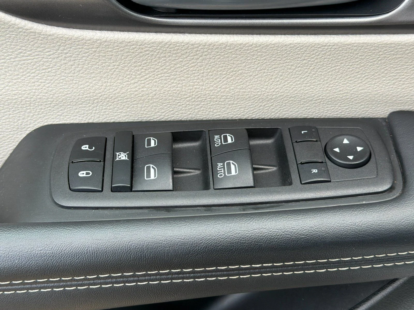 Used 2023 White Chrysler Touring L image 11
