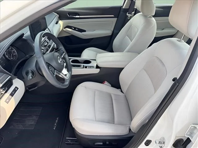 Used 2023 White Nissan 2.5 SV image 6