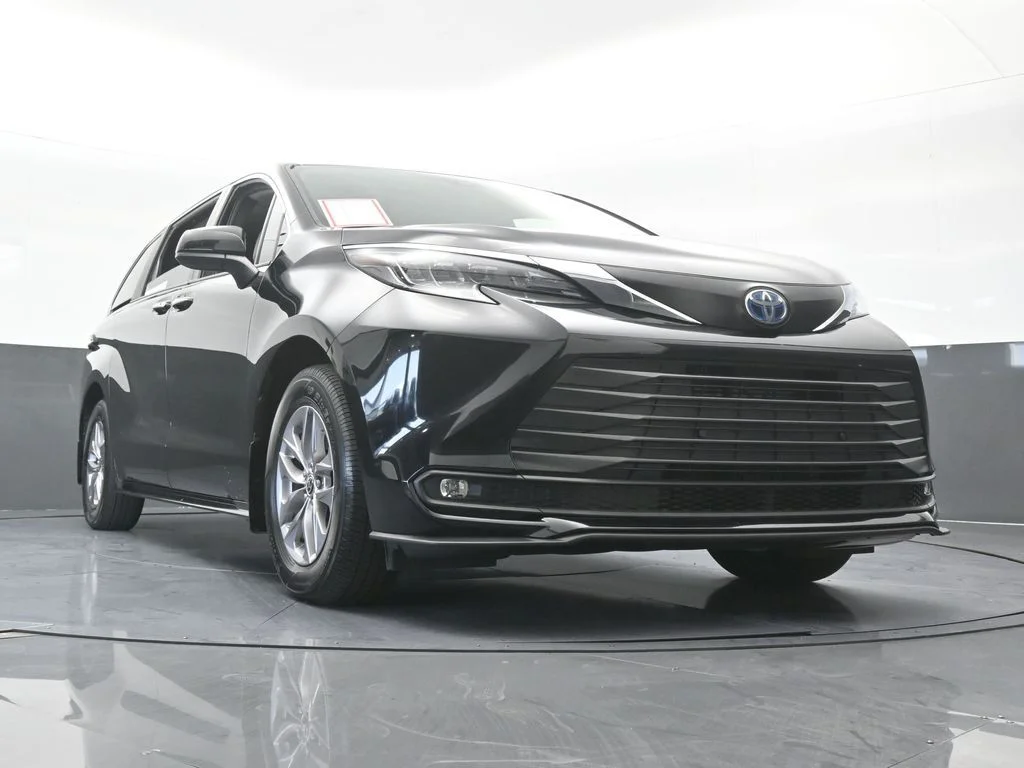 Used 2025 Midnight Black Metallic Toyota XLE image 67