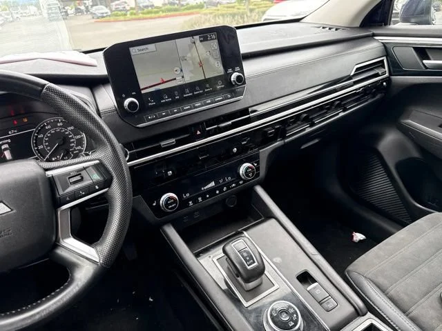 Used 2023 Cosmic Blue Metallic Mitsubishi SE image 18