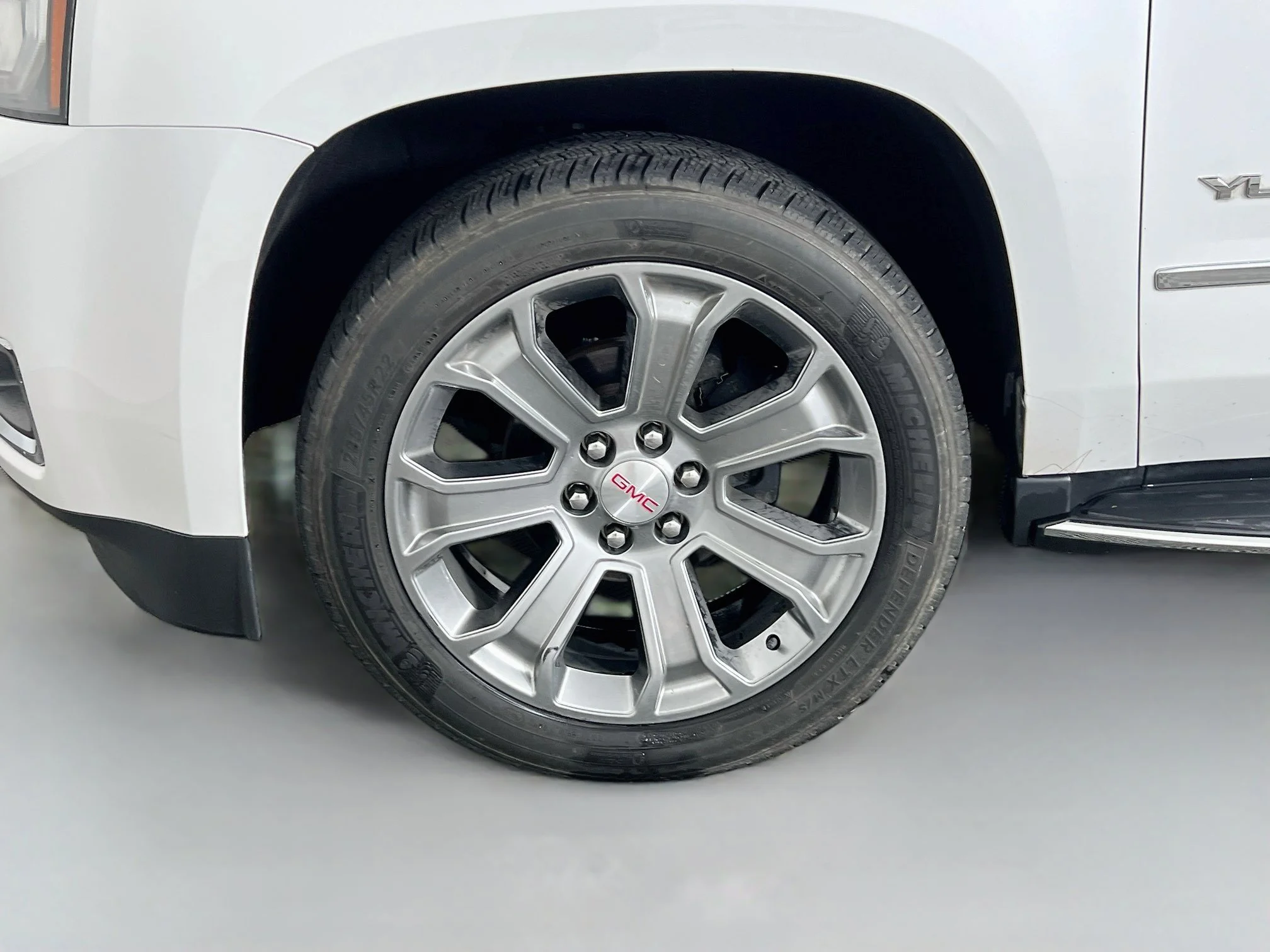Used 2020 White Frost Tricoat GMC SLT image 11