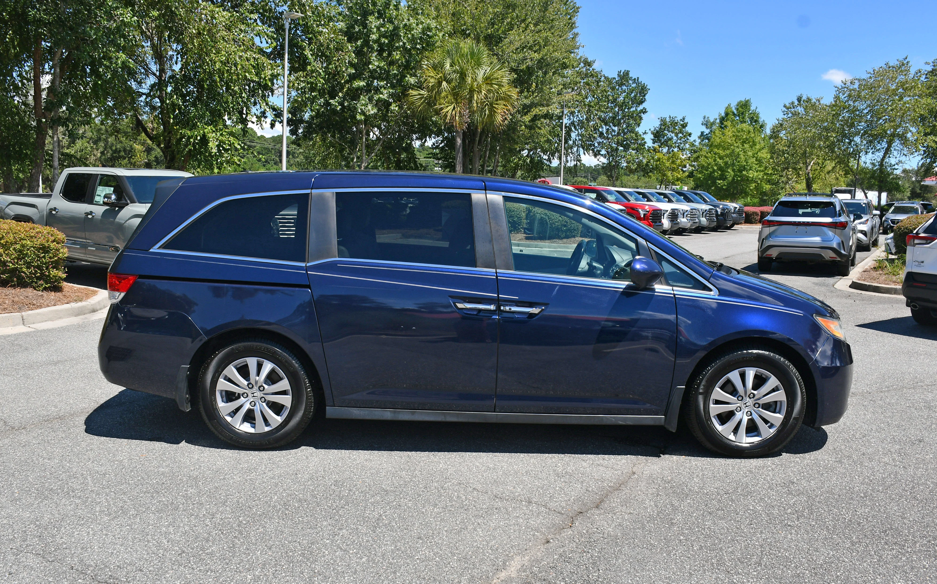 Used 2017 Blue Honda EX-L image 4