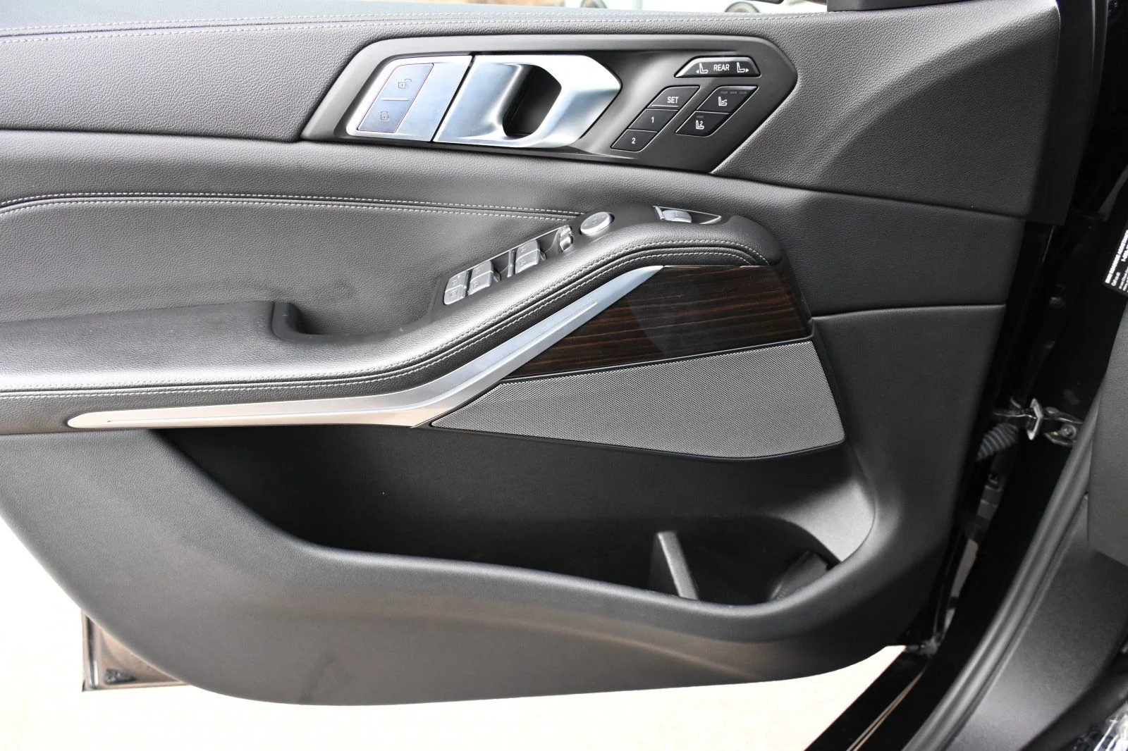 Used 2021 Black Sapphire Metallic BMW M50i image 10