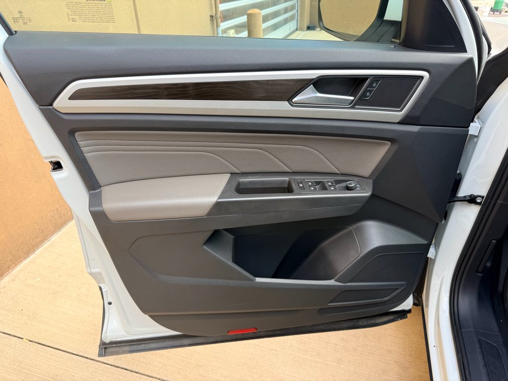 Used 2022  Volkswagen 2.0T SE image 8